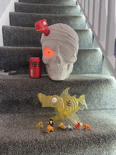 Giant talking pirate skull - giant,